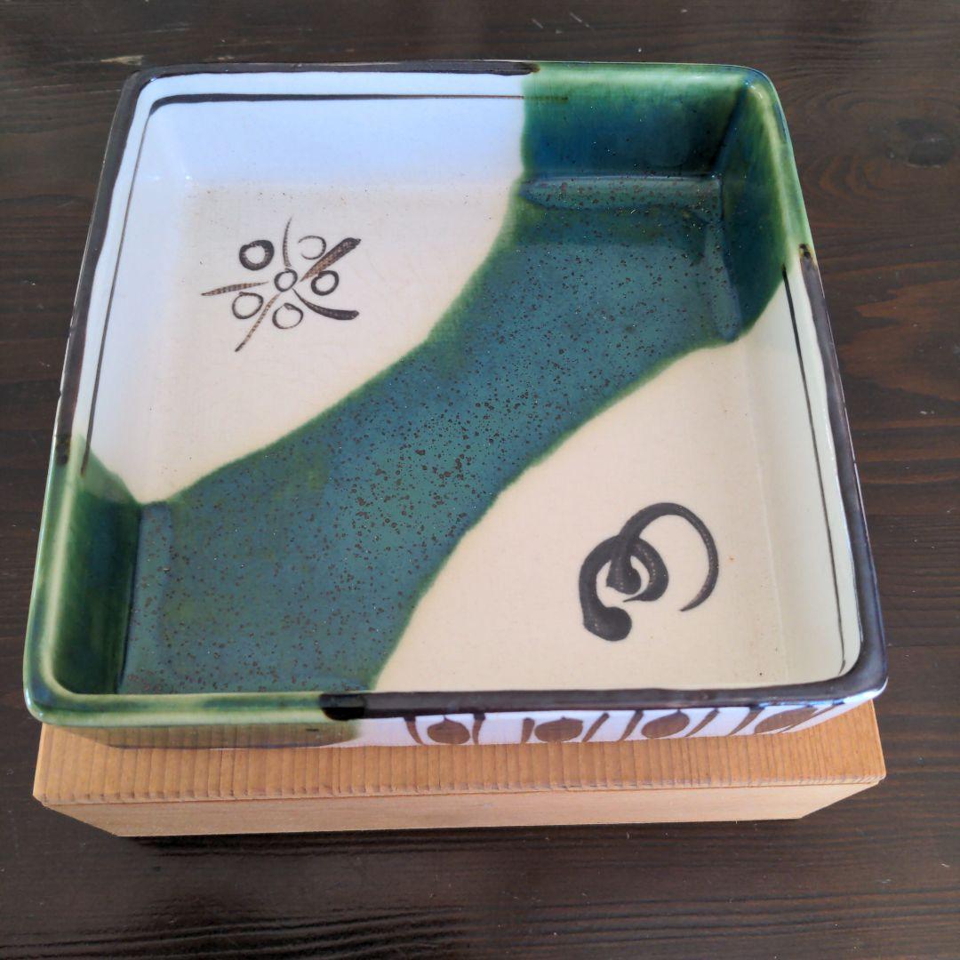 青緑の幾何学模様陶器皿